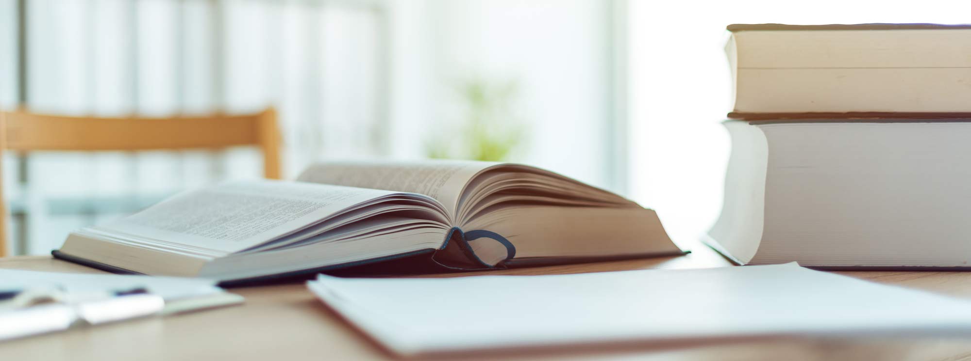 Schräg gestapelter Bücherstapel mit juristischen Fachbüchern zu Datenschutzrecht und IT-Recht – Symbol für fundierte rechtliche Beratung im Datenschutz.